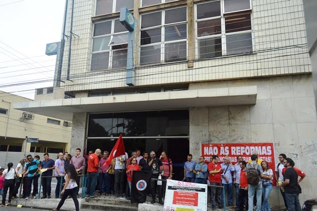 Manifestação em frente ao prédio do INSS, em Teresina